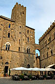 Volterra - Piazza dei Priori - Dettaglio della Torre del Porcellino, oggi incorporata nel palazzo del podest.